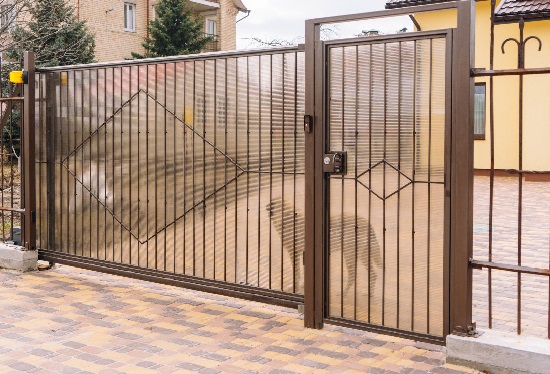 Купить ворота из профлиста с элементами ковки, с металлическими столбами в рамке или под дерево в Майкопе от 156511 руб
